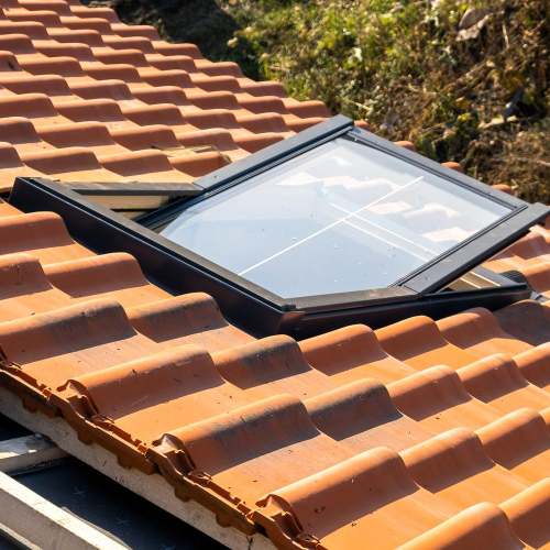 Image de démoussage de toiture, illustrant un service clé